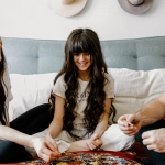 Семья играет в настольные игры дома в уютной обстановке