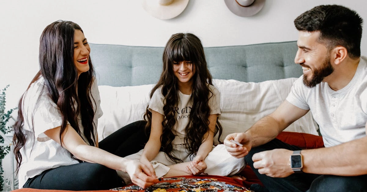 Семья играет в настольные игры дома в уютной обстановке