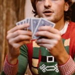 Организация игры в блэкджек дома с картами и фишками на столе