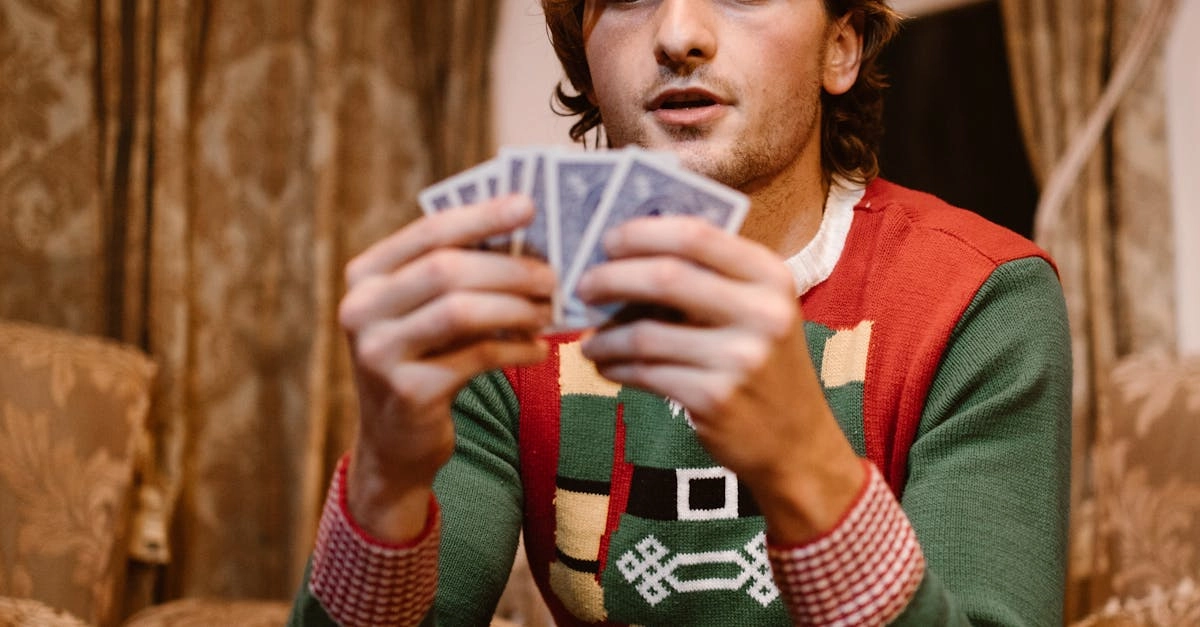 Организация игры в блэкджек дома с картами и фишками на столе