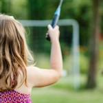 Игровая зона на дачном участке с оборудованием для семейного отдыха