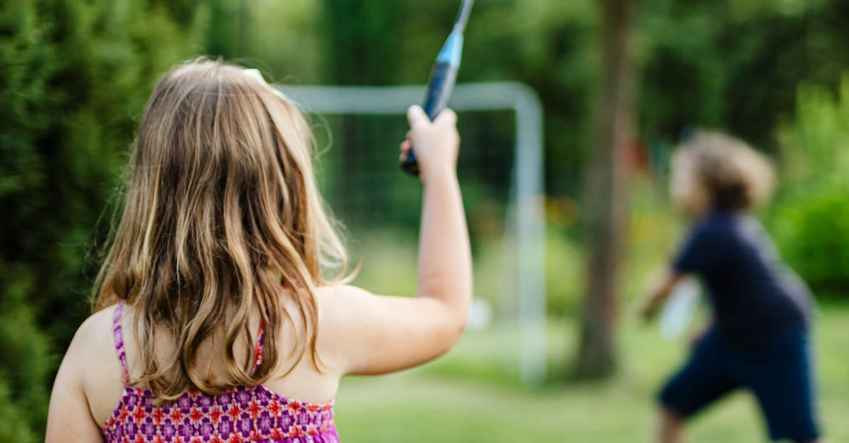 Игровая зона на дачном участке с оборудованием для семейного отдыха